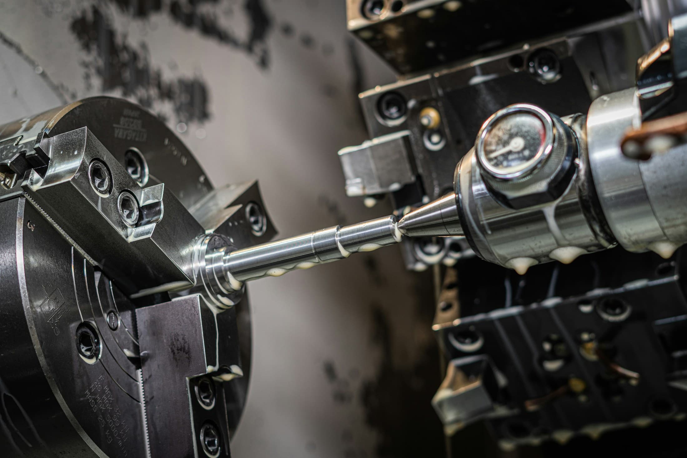 Processo de usinagem de um componente metálico em máquina industrial