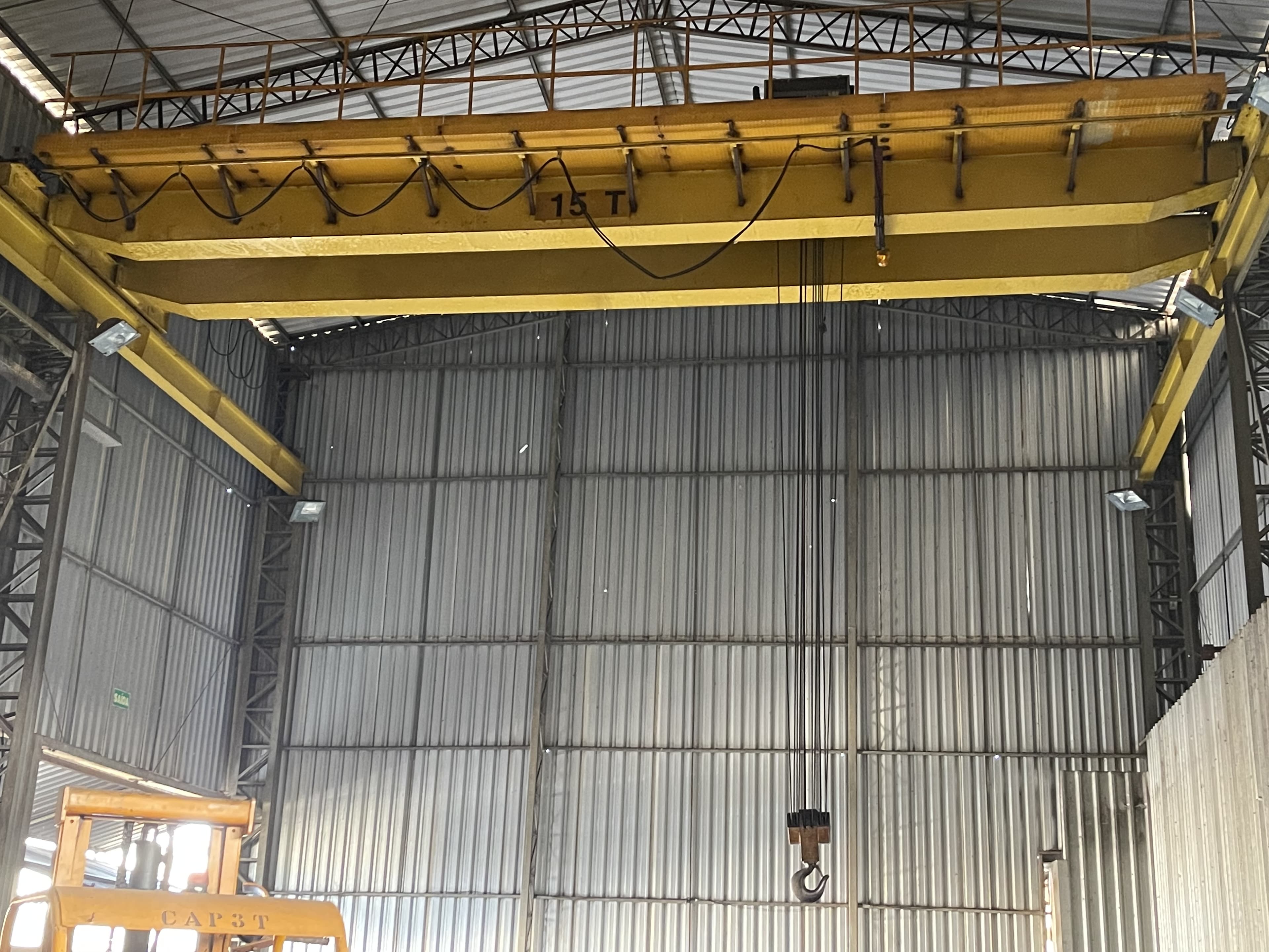 Ponte rolante instalada em um galpão industrial