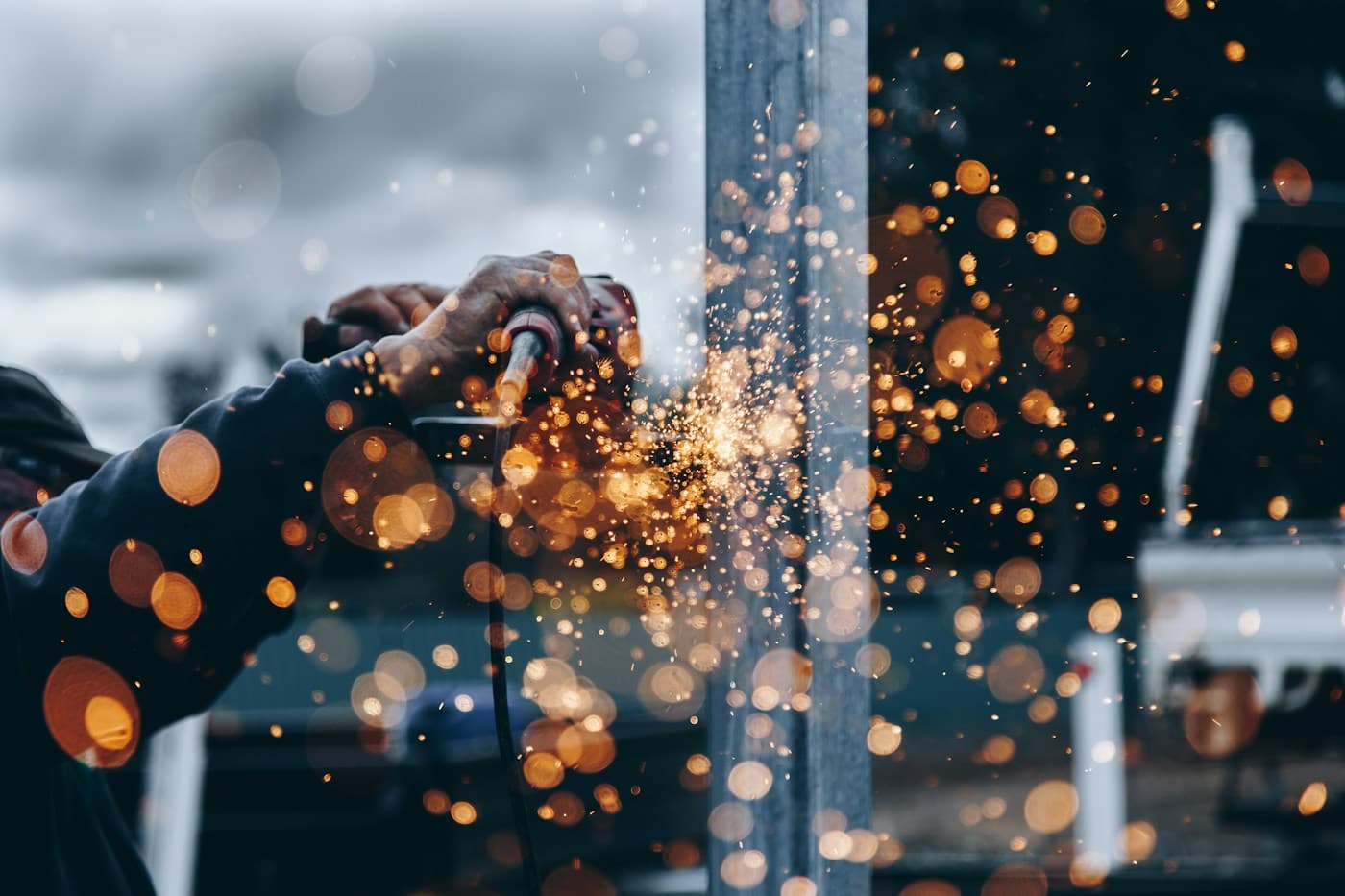 Profissional trabalhando metal — imagem ilustrativa temporária